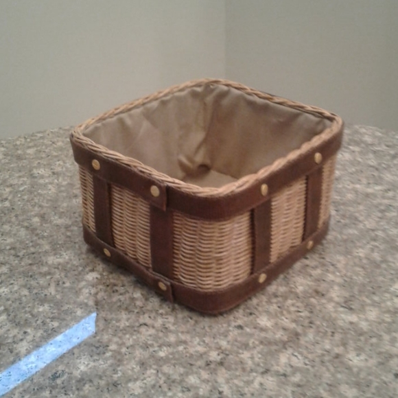Square basket - Picture 1 of 3